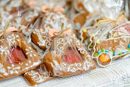 Téléchargez les photos : Coeurs de pain d'épice assortis vendus sur la foire traditionnelle lituanienne du printemps à Vilnius, Lituanie. - en image libre de droit
