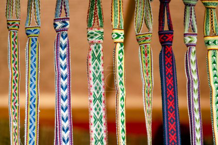 Detalles de un tejido lituano colorido tradicional. Cinturones tejidos como parte del traje nacional lituano que se vende en la tradicional feria de Pascua en Vilna, Lituania