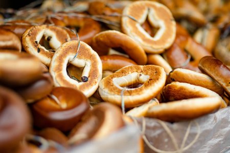 Foto de Panes de rosquillas orgánicas para la venta en el mercado de granjeros al aire libre en Vilna. Feria tradicional de primavera en Vilna, la capital de Lituania. - Imagen libre de derechos