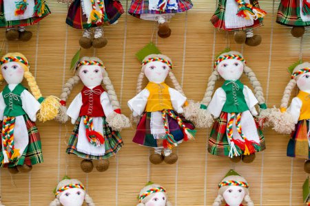 Téléchargez les photos : Jolies poupées à la main en costumes nationaux lituaniens vendues sur le marché de Pâques à Vilnius. La foire annuelle de l'artisanat traditionnel de la capitale lituanienne se tient chaque année en mars dans les rues de la vieille ville
. - en image libre de droit
