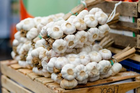 Foto de Fresh garlic sold in the farmers market in Vilnius, Lithuania - Imagen libre de derechos