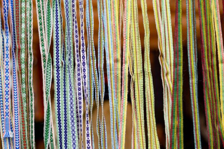 Détails d'une armure lituanienne traditionnelle colorée. Ceintures tissées dans le cadre du costume national lituanien vendu à la foire traditionnelle de Pâques à Vilnius, Lituanie