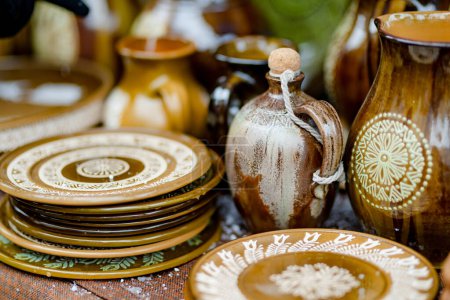 Téléchargez les photos : Plats, vaisselle et cruches en céramique vendus sur le marché de Pâques à Vilnius. La foire annuelle de l'artisanat traditionnel de la capitale lituanienne se tient chaque année en mars dans les rues de la vieille ville. - en image libre de droit