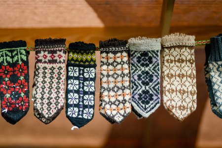 Téléchargez les photos : Mitaines tricotées chaudes colorées vendues sur le marché de Pâques à Vilnius. Foire annuelle de printemps qui se tient en mars dans les rues de la capitale lituanienne. - en image libre de droit