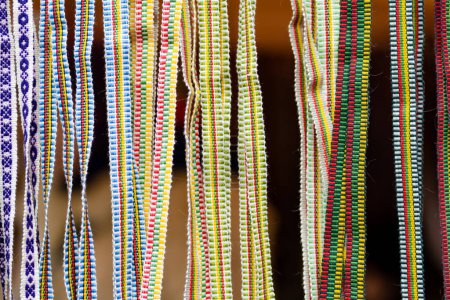 Detalles de un tejido lituano colorido tradicional. Cinturones tejidos como parte del traje nacional lituano que se vende en la tradicional feria de Pascua en Vilna, Lituania