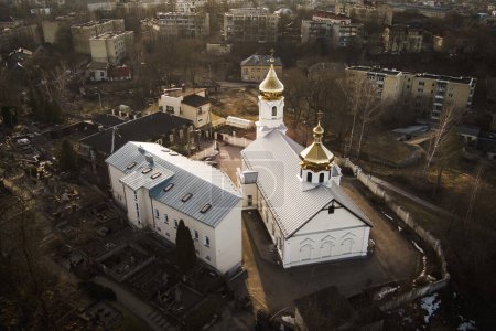 Téléchargez les photos : Vue aérienne de l'église Old Believers à Vilnius, une église orthodoxe orientale dans le quartier Naujininkai de Vilnius, Lituanie. - en image libre de droit