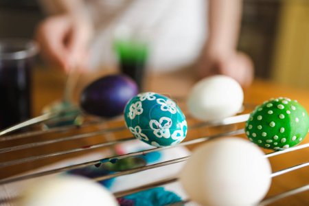 Téléchargez les photos : Utilisation de cire de bougie pour teindre les œufs de Pâques à la maison. Peinture d'œufs colorés pour la chasse de Pâques. Je me prépare pour Pâques. Traditions familiales. - en image libre de droit