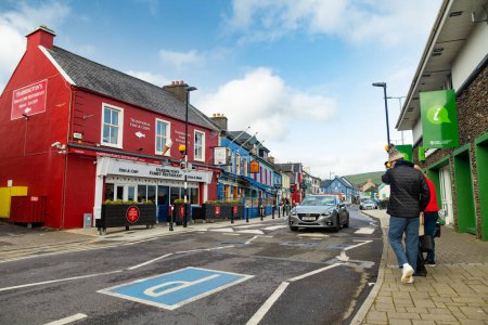 Téléchargez les photos : DINGLE, IRLANDE - 18 MAI 2023 : Dingle, charmante ville portuaire compacte sur la péninsule de Dingle en Irlande du Sud-Ouest, connue pour ses rues colorées offrant toutes les nécessités de la vie, comté de Kerry, Irlande. - en image libre de droit