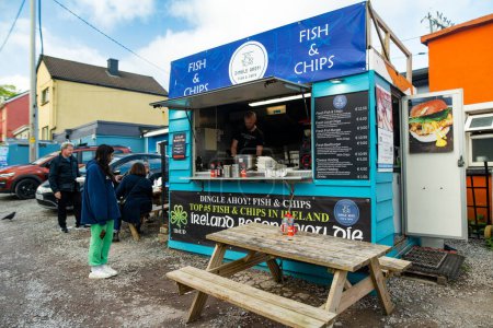 Foto de DINGLE, IRLANDA - 18 MAY, 2023: Famoso camión de comida Dingle Ahoy Fish and Chips, que ofrece comida para llevar con pescado y papas fritas, ubicado en el corazón de la ciudad de Dingle, condado de Kerry, Irlanda. - Imagen libre de derechos