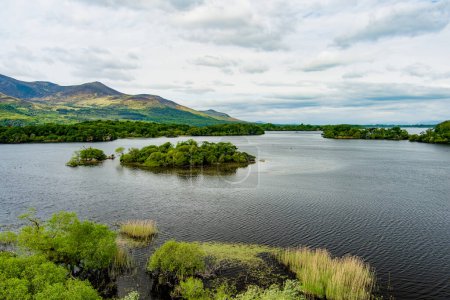 Téléchargez les photos : Vue aérienne de Lough Leane, immense lac situé dans le parc national de Killarney, célèbre château de Ross sur sa rive, comté de Kerry, Irlande. - en image libre de droit