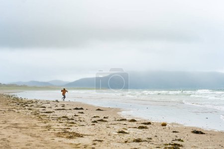 Téléchargez les photos : Plage d'pouces, magnifique étendue de sable et de dunes de 5 km de long, populaire pour le surf, la natation et la pêche, située sur la péninsule de Dingle, comté de Kerry, Irlande - en image libre de droit