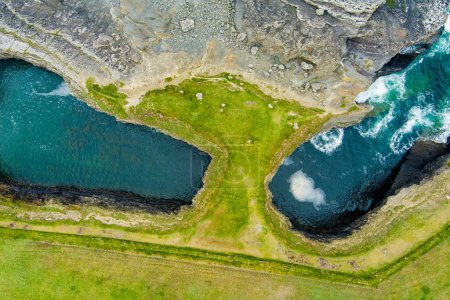 Téléchargez les photos : Vue aérienne de Bridges of Ross, trois arches rocheuses naturelles, sculptées dans les falaises par l'érosion naturelle de l'océan, sur la côte ouest de Ross Bay, Wild Atlantic Way Discovery Point, comté de Clare, Irlande - en image libre de droit