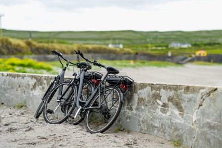 Zwei Elektrofahrräder stehen auf Inishmore, der größten der Aran-Inseln in Galway Bay, Irland. Das Mieten eines Fahrrades ist eine der beliebtesten Fortbewegungsarten in Inis Mor..