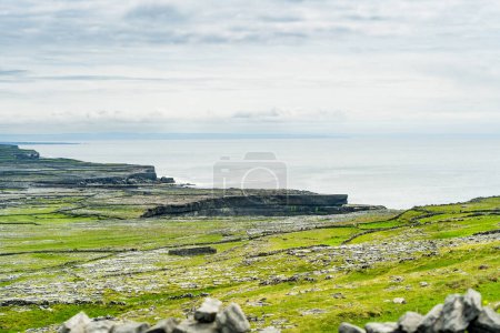 Téléchargez les photos : Inishmore ou Inis Mor, la plus grande des îles Aran dans la baie de Galway en Irlande. Célèbre pour sa forte culture irlandaise, sa fidélité à la langue irlandaise et sa richesse de sites anciens. - en image libre de droit