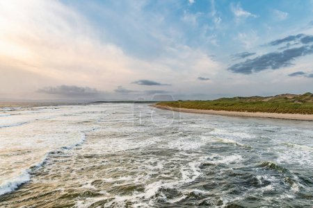 Téléchargez les photos : Spectaculaire Tullan Strand, l'une des célèbres plages de surf de Donegal, encadrée par une toile de fond pittoresque fournie par les montagnes Sligo-Leitrim. Large plage de sable plat dans le comté de Donegal, Irlande
. - en image libre de droit