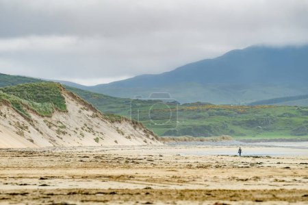 Foto de Five Finger Strand, una de las playas más famosas de Inishowen conocida por su arena prístina y la costa rocosa circundante con algunas de las dunas de arena más altas de Europa, condado de Donegal, Irlanda. - Imagen libre de derechos
