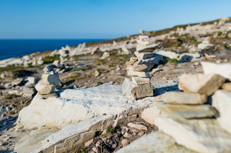Stones apila en Malin Head, el punto más septentrional de Irlanda, Wild Atlantic Way, espectacular ruta costera. Maravillas de la naturaleza. Numerosos puntos de descubrimiento. Co. Donegal