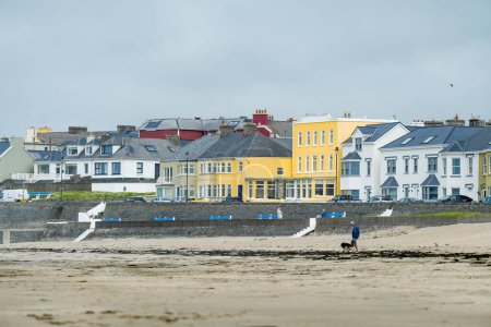 Kilkee, small coastal town, popular as a seaside resort, located in horseshoe bay and protected from the Atlantic Ocean by the Duggerna Reef, county Clare, Ireland.
