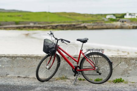 Bicicleta estacionada en Inishmore, la más grande de las Islas Aran en Galway Bay, Irlanda. Alquilar una bicicleta es una de las formas más populares de moverse por Inis Mor.