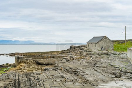 Foto de Inishmore o Inis Mor, la más grande de las islas Aran en la bahía de Galway, Irlanda. Famoso por su fuerte cultura irlandesa, lealtad a la lengua irlandesa, y una gran cantidad de sitios antiguos. - Imagen libre de derechos
