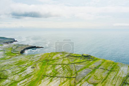 Foto de Vista aérea de Inishmore o Inis Mor, la más grande de las islas Aran en la bahía de Galway, Irlanda. Famoso por su fuerte cultura irlandesa, lealtad a la lengua irlandesa, y una gran cantidad de sitios antiguos
. - Imagen libre de derechos
