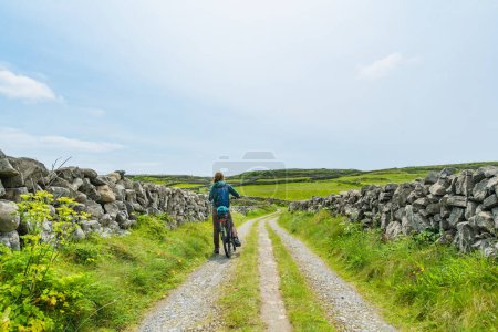 Foto de Turista en Inishmore o Inis Mor, la más grande de las Islas Aran en la bahía de Galway, Irlanda. Famoso por su fuerte cultura irlandesa, lealtad a la lengua irlandesa, y una gran cantidad de sitios antiguos. - Imagen libre de derechos