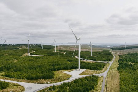 Foto de Paisaje aéreo de Connemara con aerogeneradores de Galway Wind Park ubicado en Cloosh Valley, Condado de Galway. El parque eólico terrestre más grande de Irlanda, la generación de energía verde. Galway Wind Way recreación. - Imagen libre de derechos