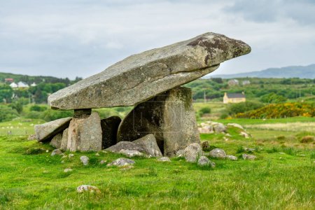Téléchargez les photos : Kilclooney Dolmen, l'une des plus élégantes tombes portail ou dolmens d'Irlande, située dans le sud-ouest du Donegal. Le monument néolithique date de 4000 à 3000 av.. - en image libre de droit