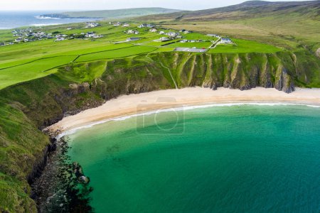 Foto de Silver Strand, una playa de arena en una bahía protegida en forma de herradura, situada en Malin Beg, cerca de Glencolmcille, en el suroeste del Condado de Donegal. Ruta costera del Atlántico, espectacular ruta costera en Irlanda. - Imagen libre de derechos