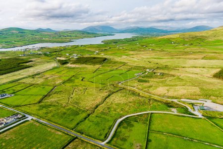 Foto de Vista aérea de un sinfín de exuberantes pastos y tierras de cultivo de Irlanda. Hermosa campiña irlandesa con campos verdes esmeralda y prados. Paisaje rural
. - Imagen libre de derechos