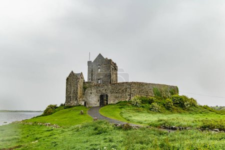 Dunguaire Castle, ein Turmhaus aus dem 16. Jahrhundert am Südostufer der Galway Bay in der Grafschaft Galway, Irland, in der Nähe der Stadt Kinvara.