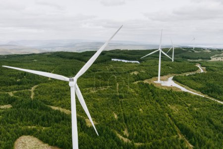 Foto de Paisaje aéreo de Connemara con aerogeneradores de Galway Wind Park ubicado en Cloosh Valley, Condado de Galway. El parque eólico terrestre más grande de Irlanda, la generación de energía verde. Galway Wind Way recreación. - Imagen libre de derechos