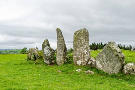 Téléchargez les photos : Ceinture cercle de pierre, un impressionnant site rituel de l'âge du bronze situé au sud de la ville de Raphoe, comté de Donegal, Irlande. Datant d'environ 2100-700 avant JC. - en image libre de droit