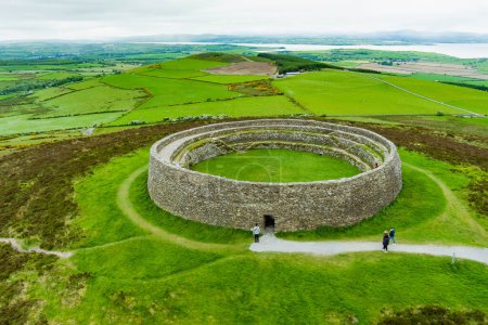 Foto de Grianan de Aileach, antiguo fuerte de piedra seca, parte del complejo de estructuras prehistóricas de lager, ubicado en la cima de la Montaña Greenan en Inishowen, Co. Donegal, Irlanda. - Imagen libre de derechos