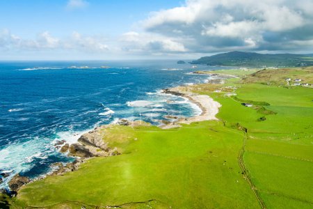 Téléchargez les photos : Vue aérienne de Portmor ou Kitters Beach, Malin Head, le point le plus au nord de l'Irlande, célèbre Wild Atlantic Way, route côtière spectaculaire. Merveilles de la nature. De nombreux points de découverte. Co. Donegal - en image libre de droit