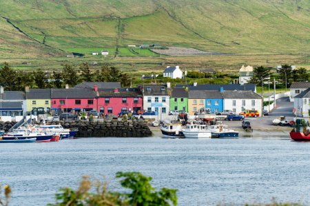 Foto de Portmagee pueblo, situado en la península de Iveragh al sur de la isla de Valentia, y es conocido localmente como "el ferry", en referencia a su propósito como un punto de cruce a la isla, Condado de Kerry, Irlanda - Imagen libre de derechos