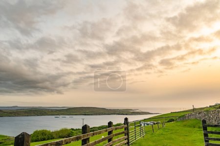 Foto de Espectacular vista desde la famosa Sky Road, 15km en bucle desde Clifden con numerosos puntos de vista brillantes, Wild Atlantic Way, Connemara, Irlanda. - Imagen libre de derechos