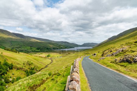Wunderschöne Landschaft der Region Connemara mit dem Lough Nafooey im Hintergrund. Landschaftlich reizvolle irische Landschaft mit herrlichen Bergen am Horizont, County Galway, Irland.