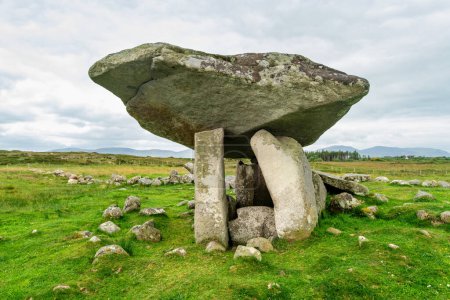 Foto de Kilclooney Dolmen, una de las tumbas portales o dólmenes más elegantes de Irlanda, se encuentra en el suroeste de Donegal. Monumento neolítico data de entre 4.000 y 3.000 a.C.. - Imagen libre de derechos