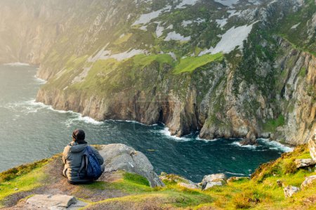 Téléchargez les photos : Touriste à Slieve League, Irlande plus hautes falaises de mer, situé dans le sud-ouest du Donegal le long de cette magnifique route côtière. L'un des arrêts les plus populaires de Wild Atlantic Way, Irlande. - en image libre de droit