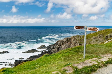 Téléchargez les photos : Signalisation à Malin Head, point le plus au nord de l'Irlande, Wild Atlantic Way, route côtière spectaculaire. Merveilles de la nature. De nombreux points de découverte. Co. Donegal - en image libre de droit