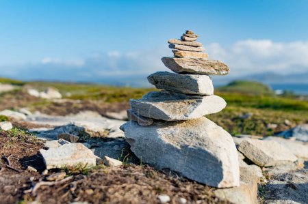 Stones apila en Malin Head, el punto más septentrional de Irlanda, Wild Atlantic Way, espectacular ruta costera. Maravillas de la naturaleza. Numerosos puntos de descubrimiento. Co. Donegal