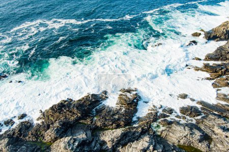 Téléchargez les photos : Rivage accidenté et rocheux à Malin Head, point le plus au nord de l'Irlande, Wild Atlantic Way, route côtière spectaculaire. Merveilles de la nature. De nombreux points de découverte. Co. Donegal - en image libre de droit