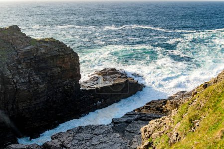 Polifreann o Hells Hole en Malin Head, el punto más septentrional de Irlanda, Wild Atlantic Way, espectacular ruta costera. Maravillas de la naturaleza. Numerosos puntos de descubrimiento. Co. Donegal