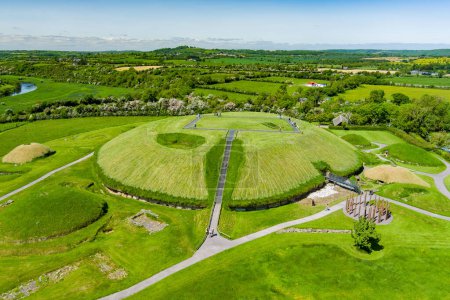 Luftaufnahme von Knowth, dem größten und bemerkenswertesten antiken Monument Irlands. Spektakuläre prähistorische Passage Gräber, Teil des Weltkulturerbes von Bru na Boinne, Tal des Flusses Boyne.