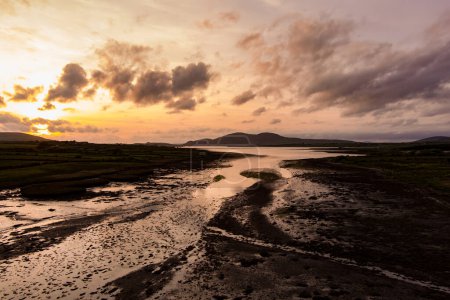 Foto de Vista aérea al atardecer del río Derreen a lo largo de la ruta Ring of Kerry. Rugged coast of on Iveragh Peninsula on sunset, County Kerry, Irlanda. - Imagen libre de derechos