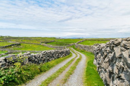 Foto de Inishmore o Inis Mor, la más grande de las islas Aran en la bahía de Galway, Irlanda. Famoso por su fuerte cultura irlandesa, lealtad a la lengua irlandesa, y una gran cantidad de sitios antiguos. - Imagen libre de derechos
