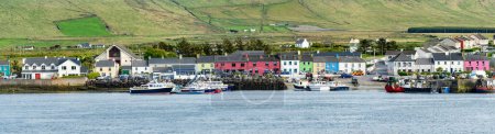 Foto de Portmagee pueblo, situado en la península de Iveragh al sur de la isla de Valentia, y es conocido localmente como "el ferry", en referencia a su propósito como un punto de cruce a la isla, Condado de Kerry, Irlanda - Imagen libre de derechos