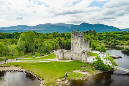 Téléchargez les photos : Vue aérienne du château de Ross, maison-tour du XVe siècle et gardez sur le bord de Lough Leane, dans le parc national de Killarney, comté de Kerry, Irlande. - en image libre de droit