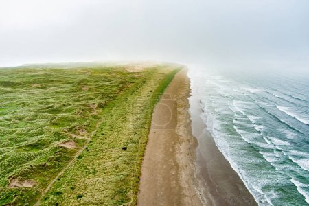 Foto de Playa de pulgadas, maravilloso tramo de 5 km de arena gloriosa y dunas, popular para el surf, la natación y la pesca, situado en la península de Dingle, Condado de Kerry, Irlanda - Imagen libre de derechos